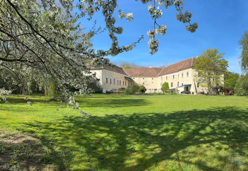 Schloss mit historischem Flair und zeitgemäßem Komfort für exklusives Wohnen in traumhafter Umgebung