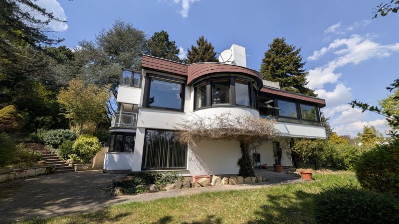 1170 AM HEUBERG: GRO�Z�GIGER FAMILIENWOHNSITZ MIT INDOORPOOL, WELLNESS, GARTEN & WIEN-BLICK