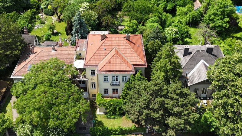 CHARMANTE ETAGE IM OBERGESCHOSS EINES ZWEIFAMILIENHAUSES MIT TERRASSE & GROSSEM GARTENPARADIES
