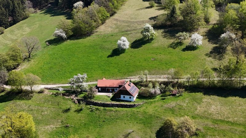 RARITÄT <br />
IN ABSOLUTER EINZELLAGE: <br />
IDYLLISCHES HIDEAWAY MIT NEBENGEBÄUDE & GROSSEM POTENZIAL