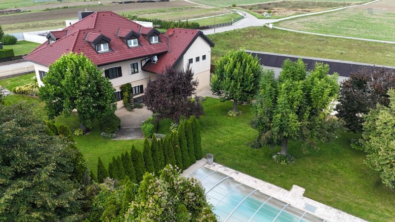 GARTENPARADIES   -  9.000 M� - <br />
LANDHAUS IN PARKLANDSCHAFT  <br />
NUR 30 MINUTEN VON WIEN