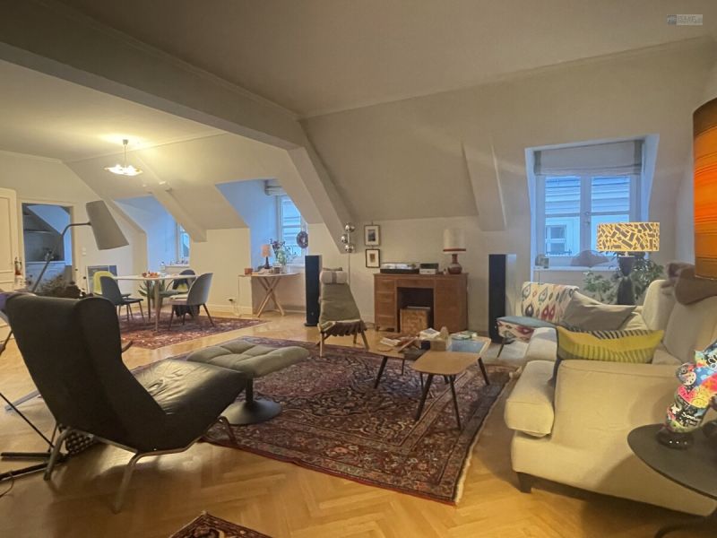 GROßZÜGIGE 3 -ZIMMER-MANSARDENWOHNUNG IM STADTPALAIS