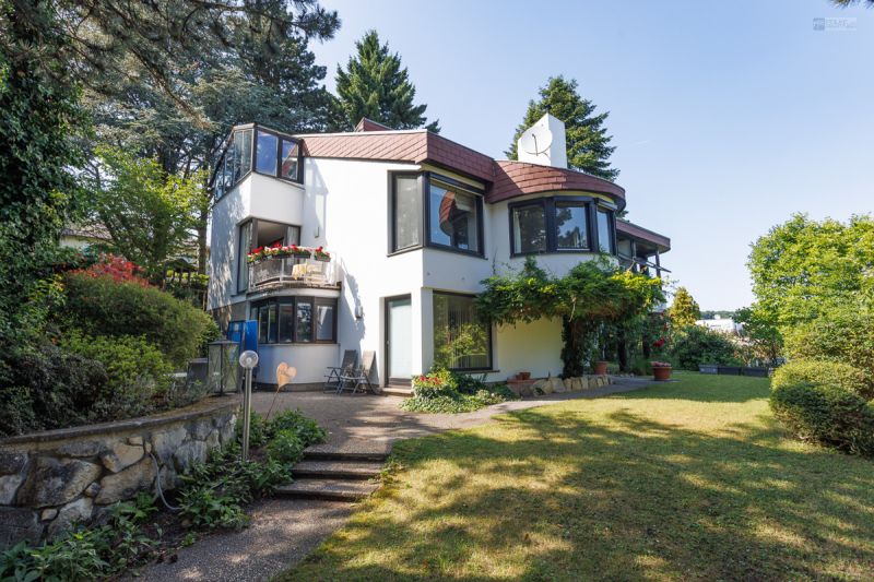 GROßZÜGIGER FAMILIENWOHNSITZ AM HEUBERG IN RUHELAGE MIT INDOORPOOL, WELLNESS, GARTEN & WIEN-BLICK