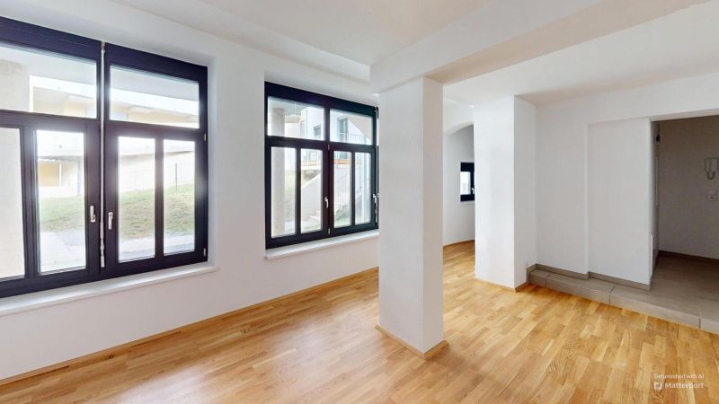Moderne Erdgeschosswohnung mit eleganter Fensterfront