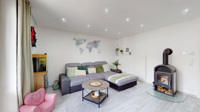 Wohnglück mit Ofenwärme & Sonnenbalkon - Modernisierte 3-Zimmer-Balkonwohnung in Saalfelden