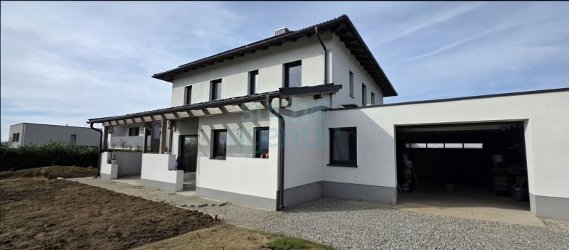 Großzügiges Generationenhaus mit modernster Technik und Blick in die Natur