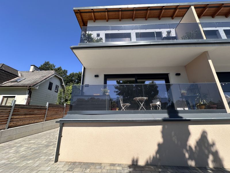 Moderne Doppelhaushlfte mit Balkon, Terrasse und Keller