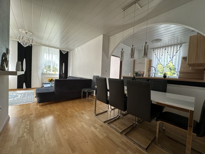 Familienidylle oder Haus fr zwei Generationen ? grozgiges Zweifamilienhaus mit viel Potenzial /  / 2564 Fahrafeld / Bild 1