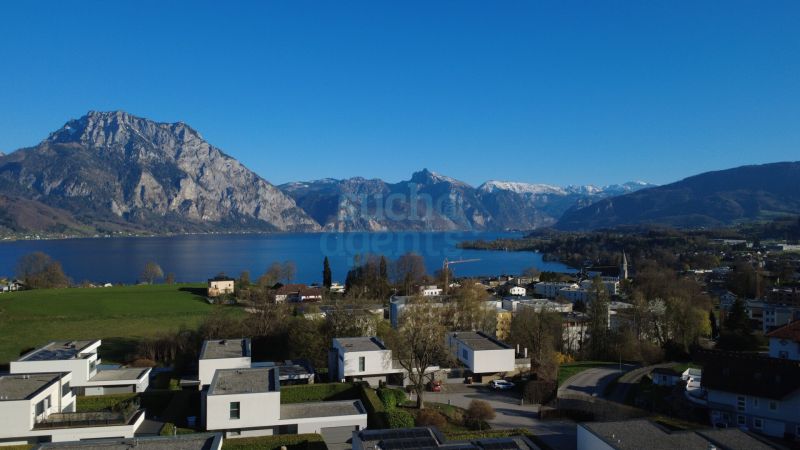 Traunsee-Blick & Sonne: Stilvolle 3-Zimmer-Wohnung mit 2 Balkonen, Garage & ruhiger Lage /  / 4813&nbsp;Altm�nster / Bild 1