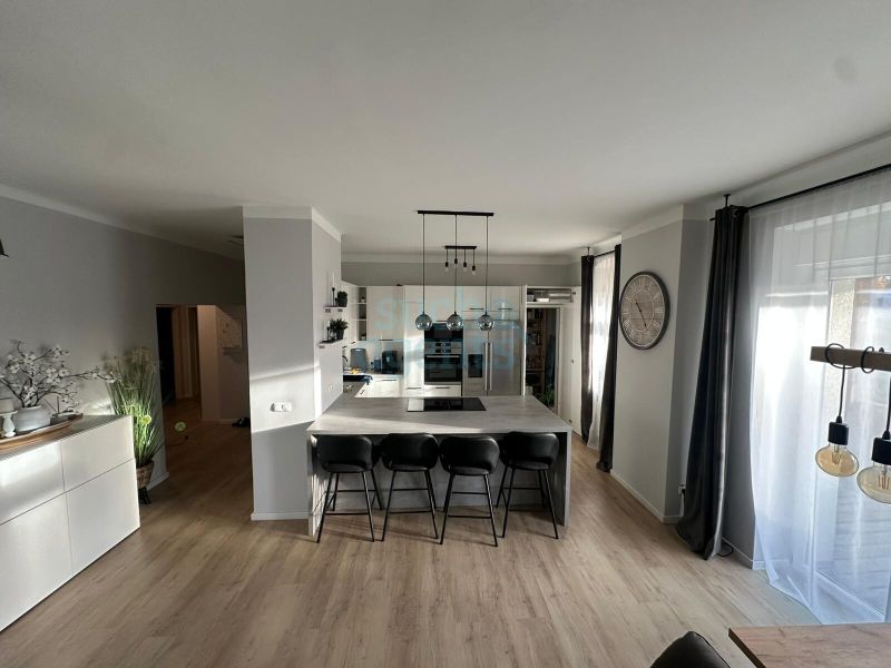 Renovierte 4-Zimmerwohnung mit 233 m Eigengarten und zwei Stellpltzen ? Nhe Haid-Center /  / 4053 Haid / Bild 4