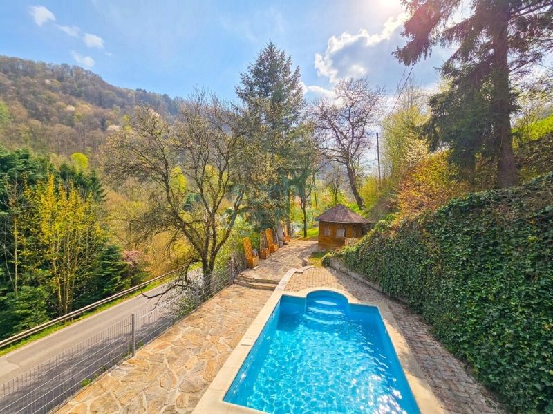 Gro�es Mehrfamilienhaus mit ca. 9.000 m� Grund ? 2 Einheiten, Garage, Pool, Sauna und viel Potenzial