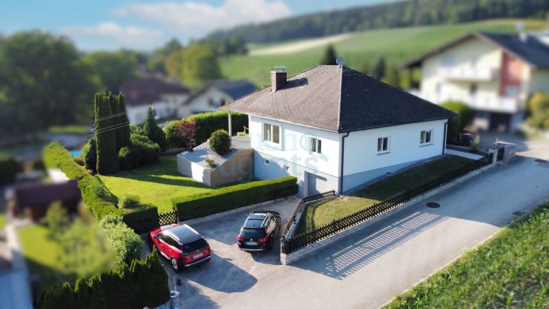 Wie Erstbezug! Renovierter Bungalow mit Panoramablick, gro�em Garten, Vollkeller, Doppelgarage, uvm.