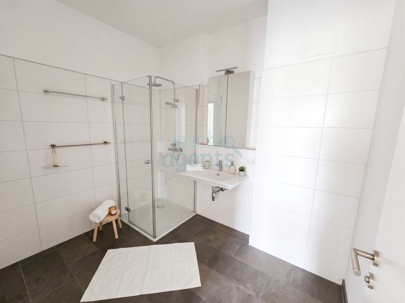 Neuwertige & barrierefreie Wohnung mit großer Loggia, Lift und TG im Grünen | BJ 2021 | Ebelsberg / / 4030 Linz / Bild 3