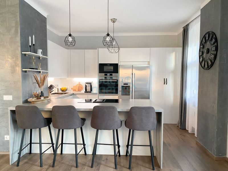 Renovierte Gartenwohnung mit 386 m² Eigengarten, Balkon und zwei Stellplätzen ? Nähe Haid-Center