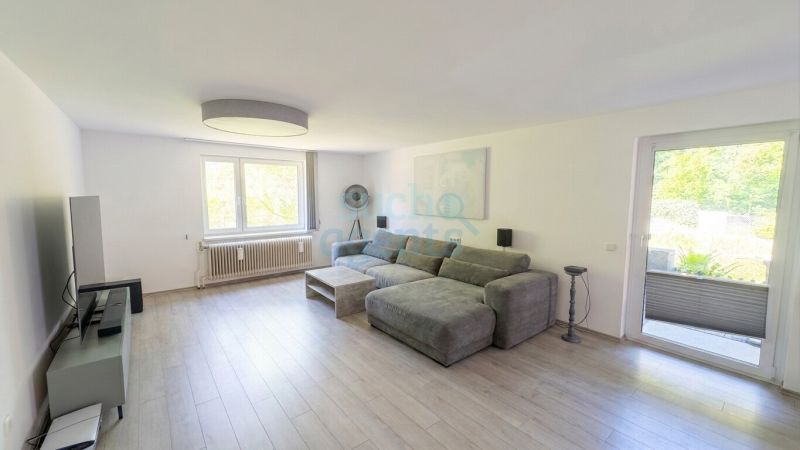 Mehrfamilienhaus in Ruhelage mit Naturteich & Waldblick mit ca. 400 m2 Nutzfläche und 8 Zimmer