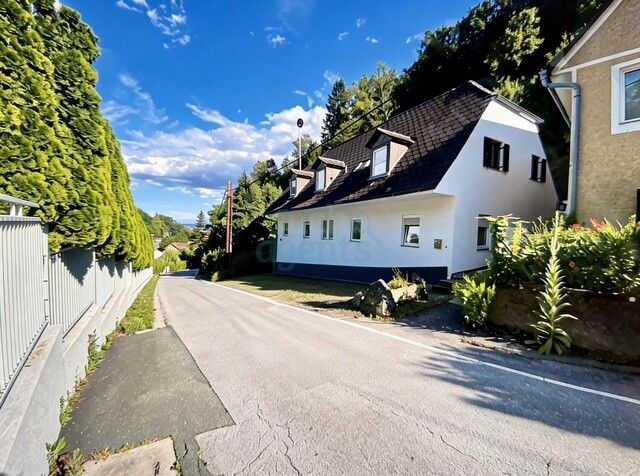 Neuwertiges Mehrfamilienhaus mit 3 Wohneinheiten in ruhiger Lage