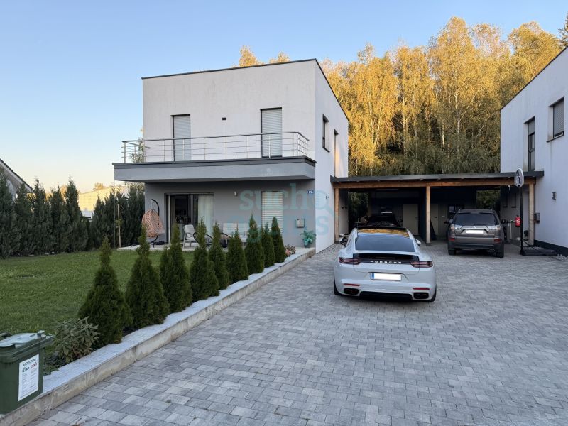 Neuwertiges Einfamilienhaus mit Garten und Carport n�he Haid Center