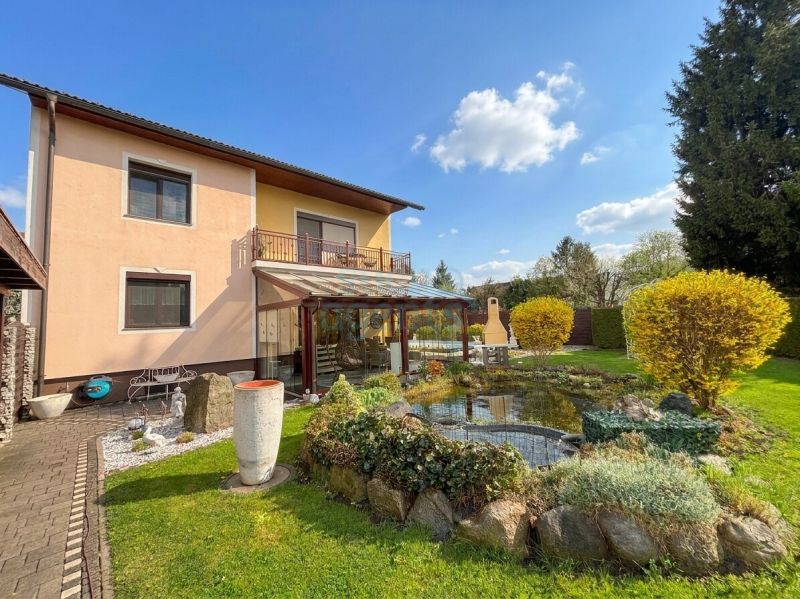 Hochwertiges Familienhaus mit Wellnessoase, Swimmingpool und gepflegtem Gartenbereich