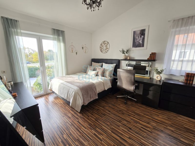 Massives Haus mit hochwertiger Ausstattung, 50er Ziegel, gro�em Garten, Doppelgarage & Keller /  / 4614&nbsp;Machtrenk / Bild 2