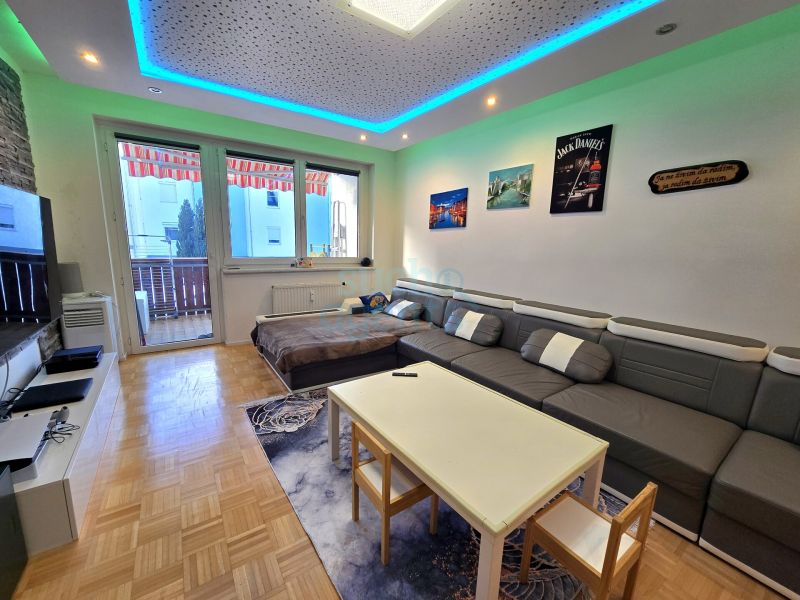 Preisanpassung! Barrierefreie, modernisierte 3-Zimmer-EG-Wohnung mit Loggia & Carport in Laakirchen /  / 4663&nbsp;Laakirchen / Bild 0