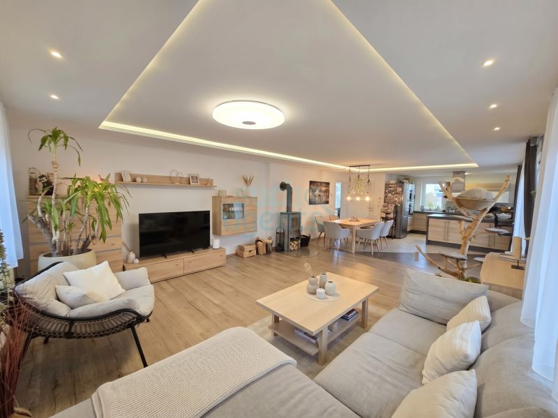 Massives Haus mit hochwertiger Ausstattung, 50er Ziegel, gro�em Garten, Doppelgarage & Keller /  / 4614&nbsp;Machtrenk / Bild 1