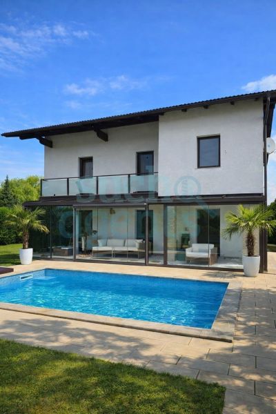 NEUER PREIS! Großzügig modernisiertes Generationenhaus mit Wintergarten, Garage und Pool