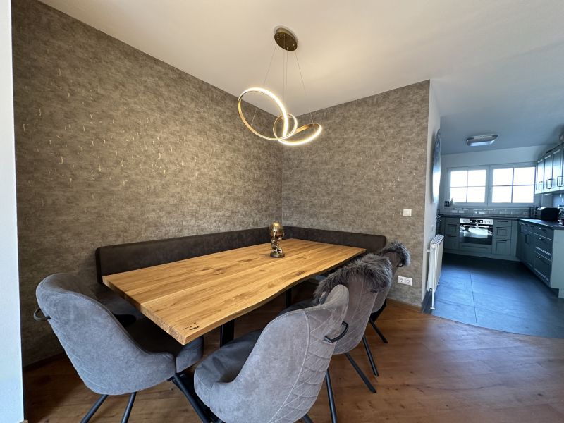 Charmante renovierte Wohnung mit Balkon, Terrasse, Carportplatz & Kamin