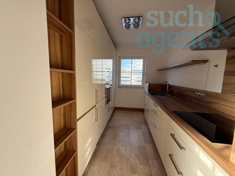 Exklusives Haushälfte mit moderner Küche, Marmorböden und 150 m² Nutzfläche / / 4050 Traun / Bild 3