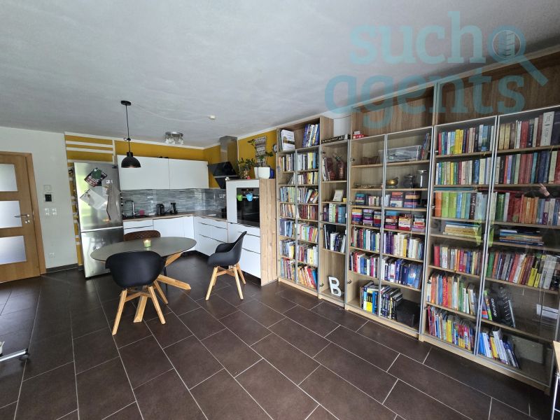 Lichtdurchflutete Maisonette mit Terrasse, Garten & Kamin ? 7 Min zum See