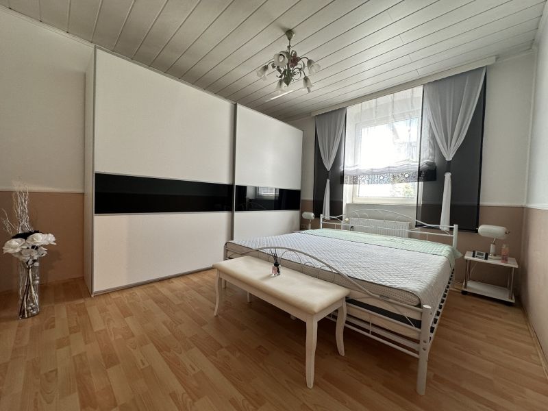 Familienidylle oder Haus fr zwei Generationen ? grozgiges Zweifamilienhaus mit viel Potenzial /  / 2564 Fahrafeld / Bild 3