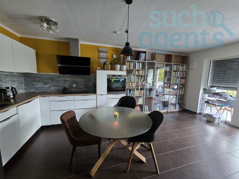 Neuer Preis! Lichtdurchflutete Maisonette mit Terrasse, Garten & Kamin ? nur 7 Min. zum See