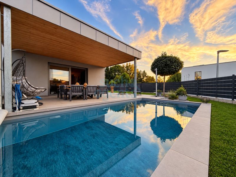 Luxuri�se Villa mit Smart-Home-Technologie, Pool, PV & gro�z�gigem Wohnkomfort
