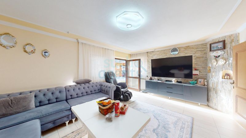 Sonniges Reihenhaus mit teilweise überdachter Terrasse, Garten & Vollkeller