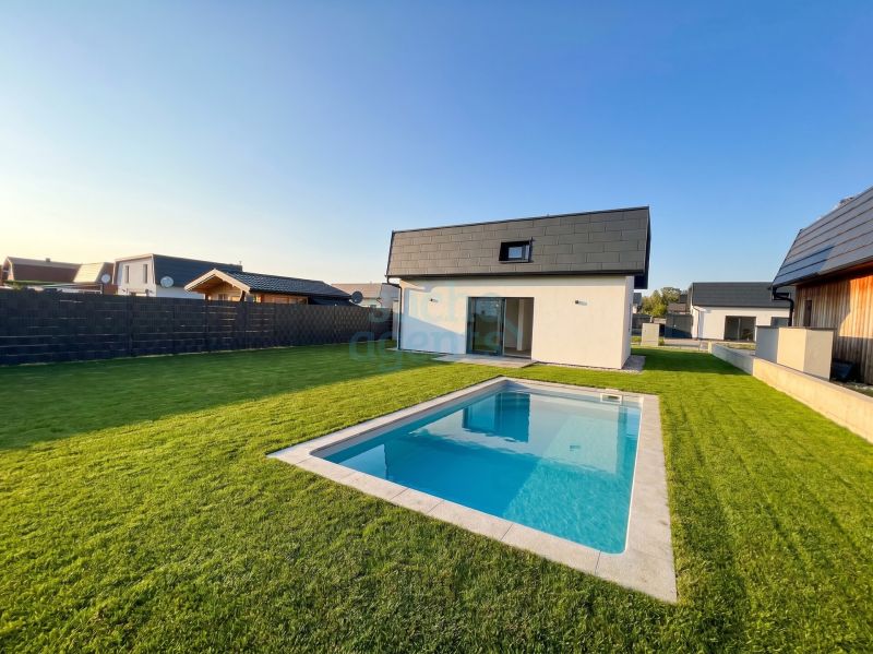 Kompaktes Traumhaus mit Pool, gro�z�gigem Garten und zwei Stellpl�tzen