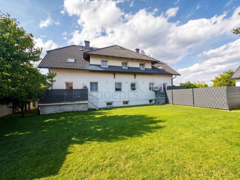 Modernes Mehrfamilienhaus mit 3 Wohneinheiten und gro�em Garten