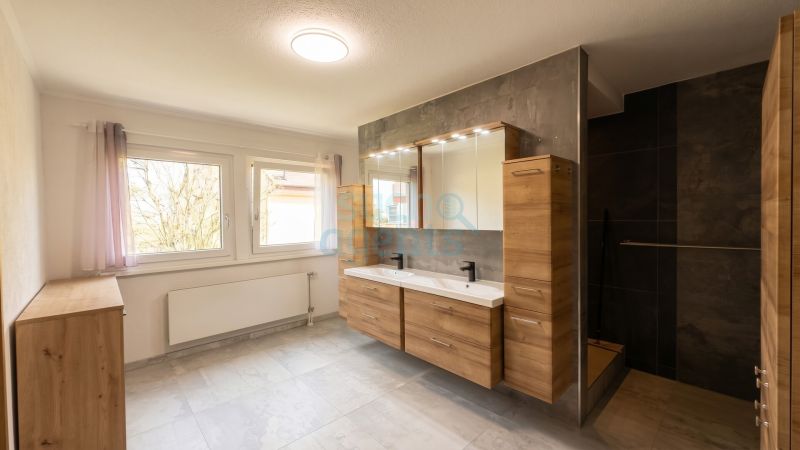 Modernisiertes Eckhaus mit ca. 200 m² Wohnfläche, Sommergarten, Sauna & Garage / / 4052 Ansfelden / Bild 2