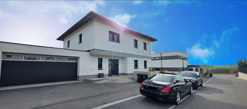 Grozgiges Generationenhaus mit modernster Technik und Blick in die Natur