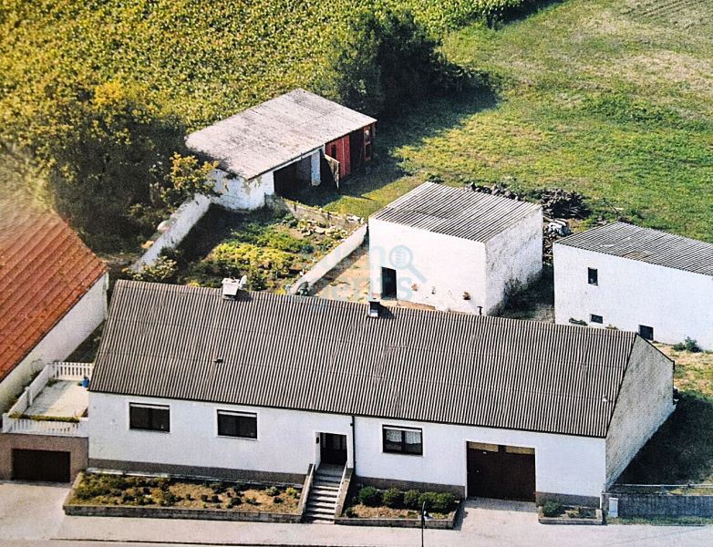 Adaptierungsbedürftiges Landhaus in absoluter Grünruhelage zu verkaufen ! Ca. 1.600 m² Grundstück !